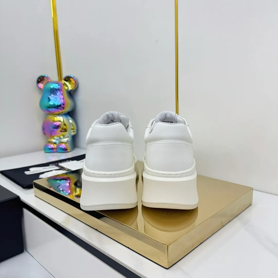 👟👟Ex-factory price 600👟👟 Upgraded version, upgraded version, upgraded version! No rebuttal accepted! ! ! ! Chanel Chanel panda shoes! 2025 counter's top casual sports shoes. This classic design; the upper is electro-embroidered with a variety of techniques; the outsole is fashionable and sporty; the unusual inclusion of a variety of color matching elements... The diversified mix and match is very good-looking and versatile, and can be used for leisure, fashion, sports, and outdoor... ꫛꫀꪝ Go➫ Materials: ❶Upper made of: original imported first-layer silk cowhide + original waterproof cloth + original first-layer cowhide ❷Inner lining: Original Yangli+Net ❸Outsole based on: Original TPU combination outsole Counter boutique packaging complete set for women 35–41 👉 👉 👉 👉 👉